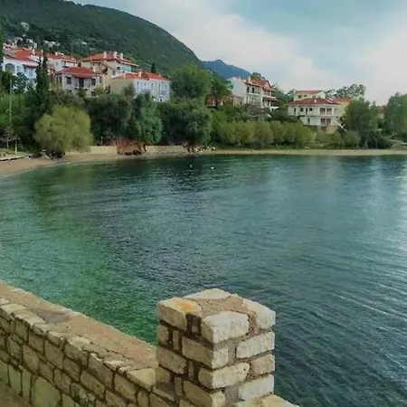 παράθυρο με θέα θάλασσα *