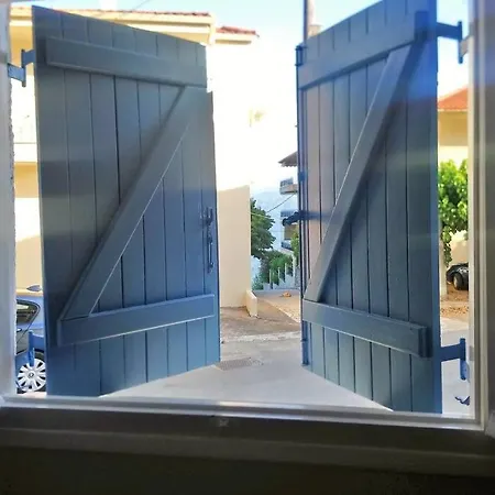 παράθυρο με θέα θάλασσα * Monastiraki (Phocis)