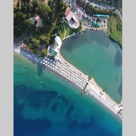 παράθυρο με θέα θάλασσα * Monastiraki (Phocis)