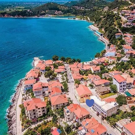 παράθυρο με θέα θάλασσα Monastiraki (Phocis)